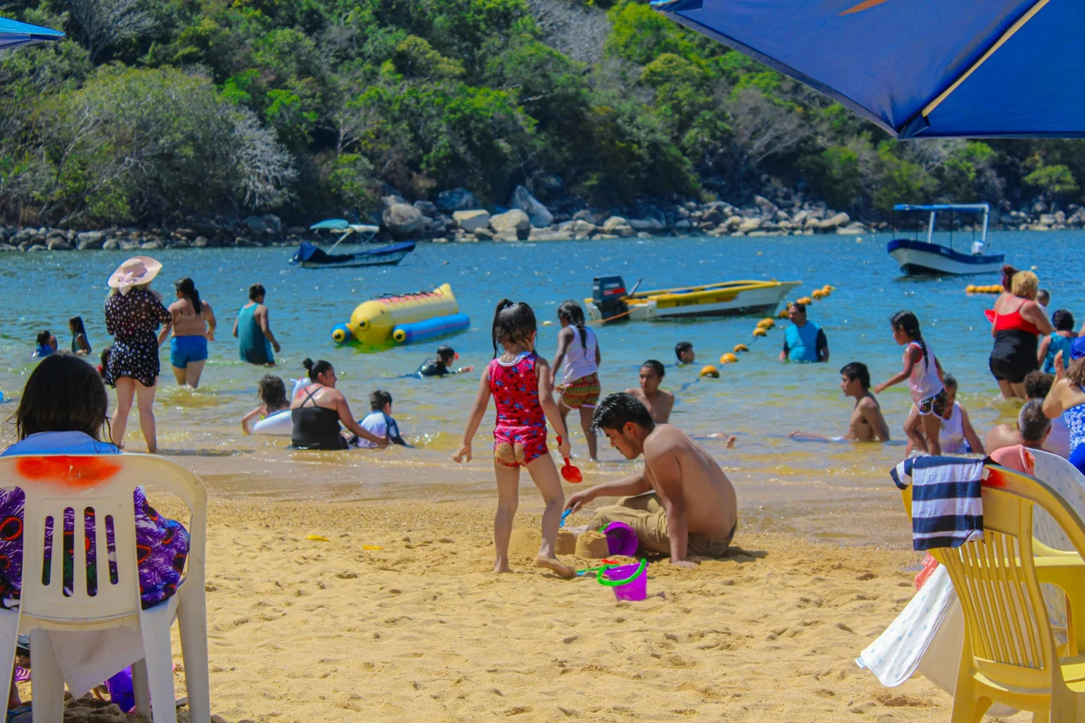 Familia con niños disfrutando una playa de Acapulco