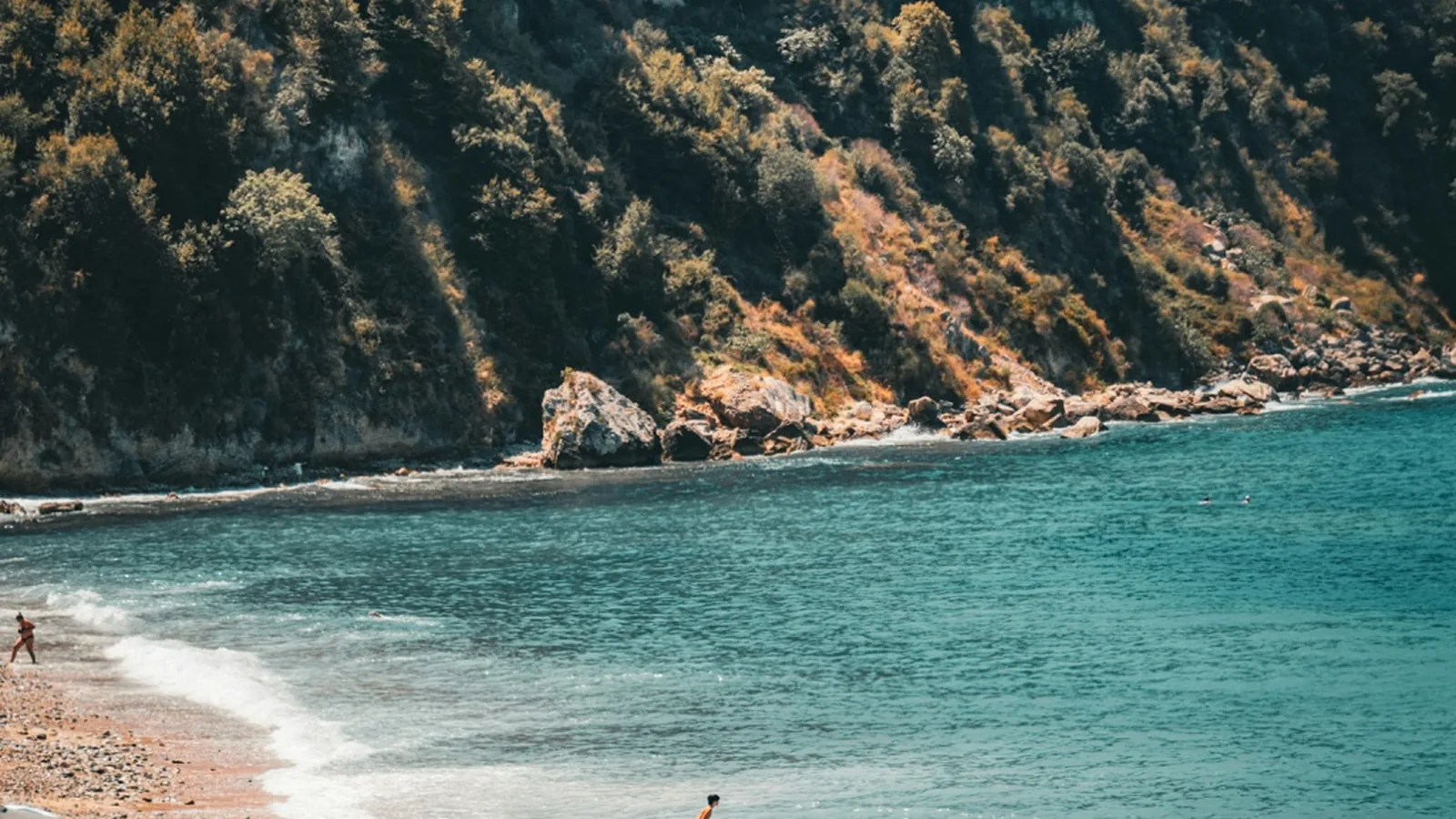Playa y paisaje montañoso de Albania para un viaje económico