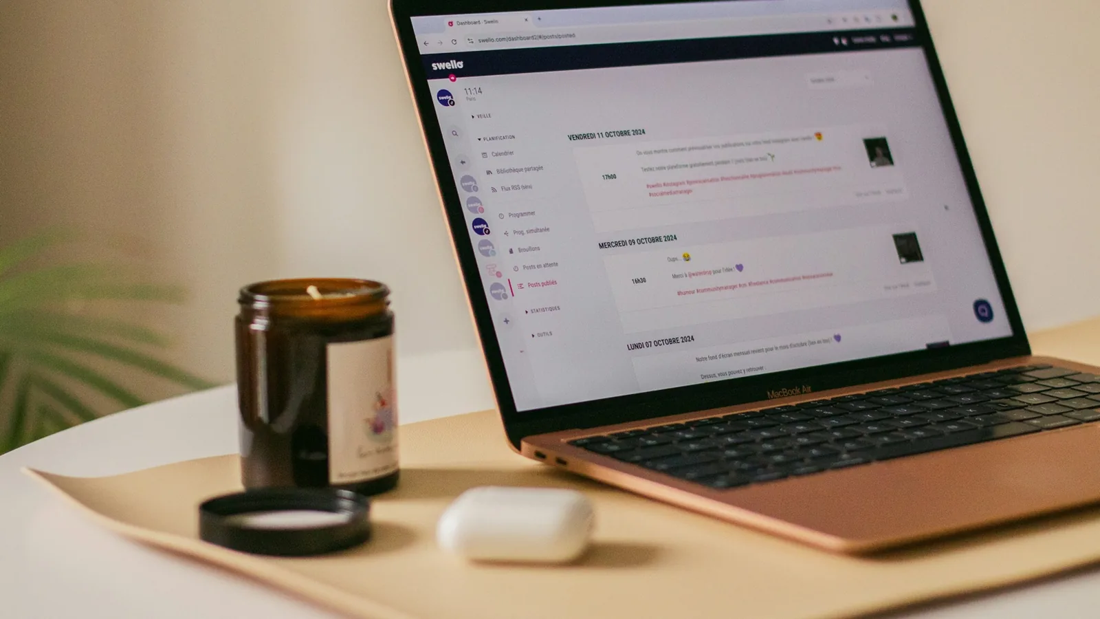 Freelancer usando Claude para analizar documentos y crear servicios