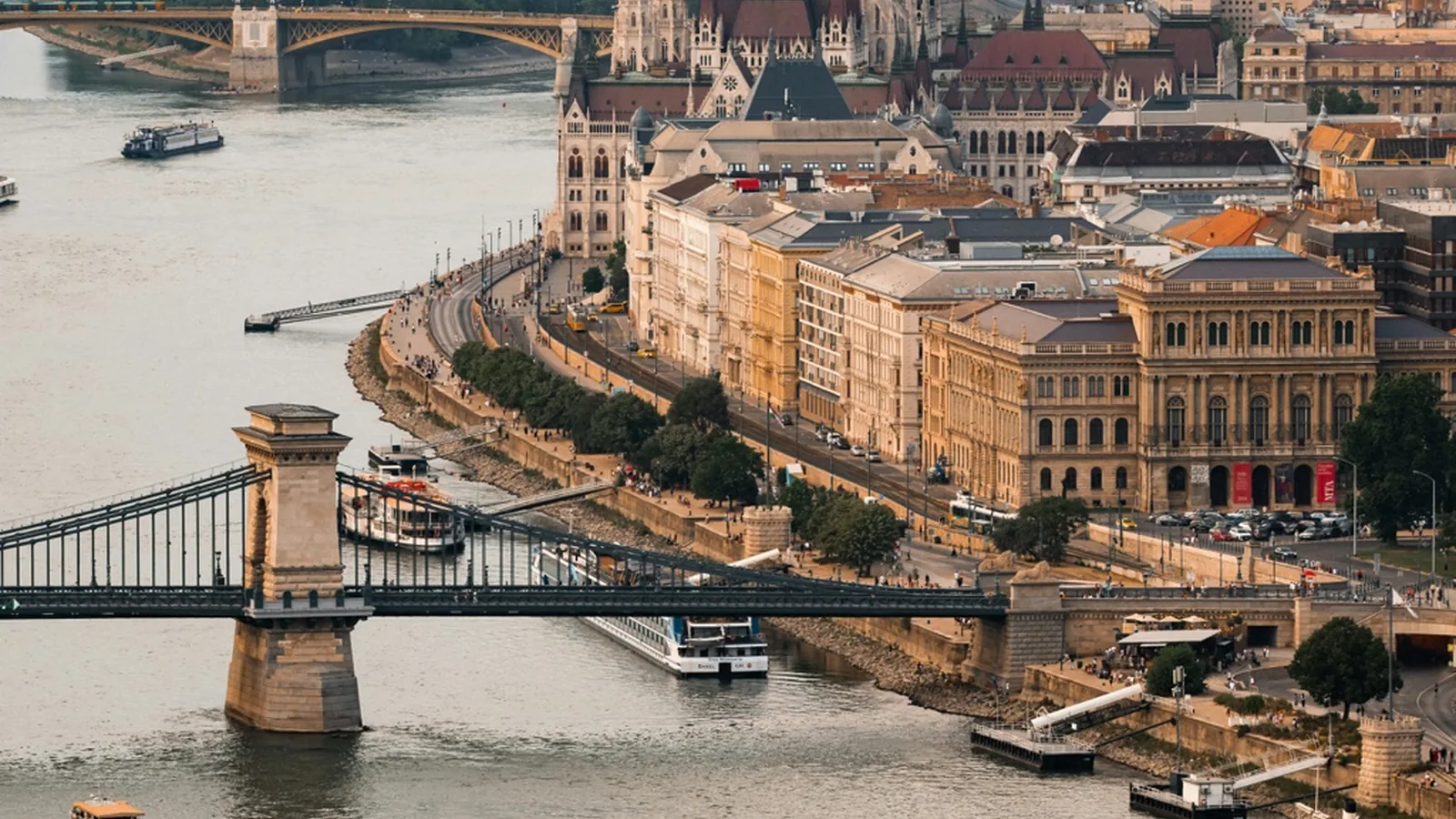 Ciudad europea durante temporada media con menos turistas