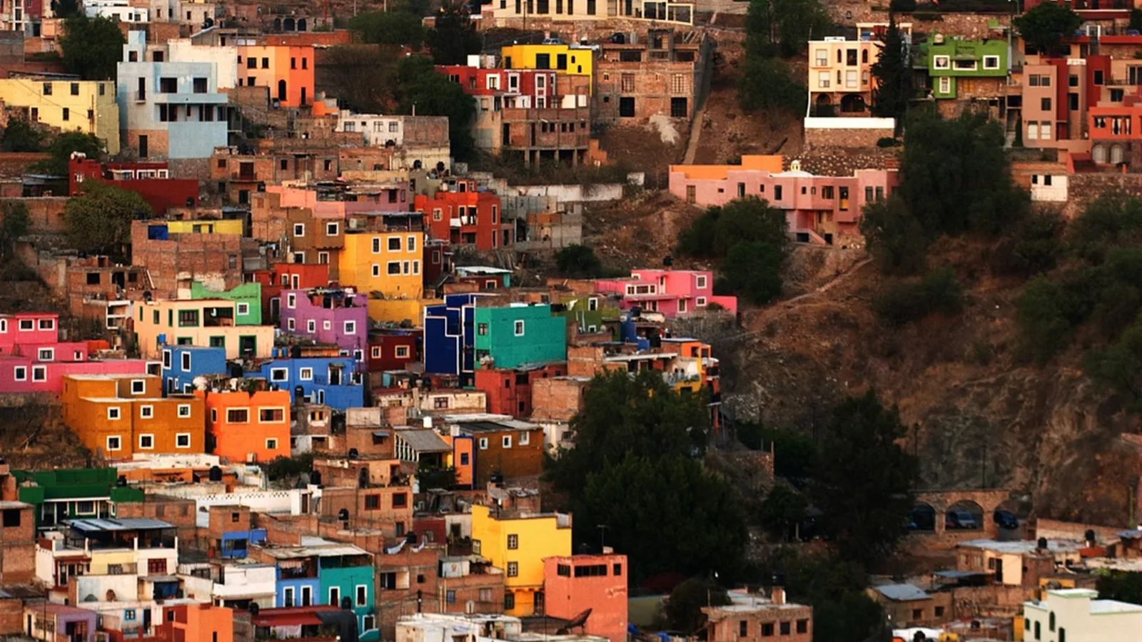 Calle colorida de México en un destino económico