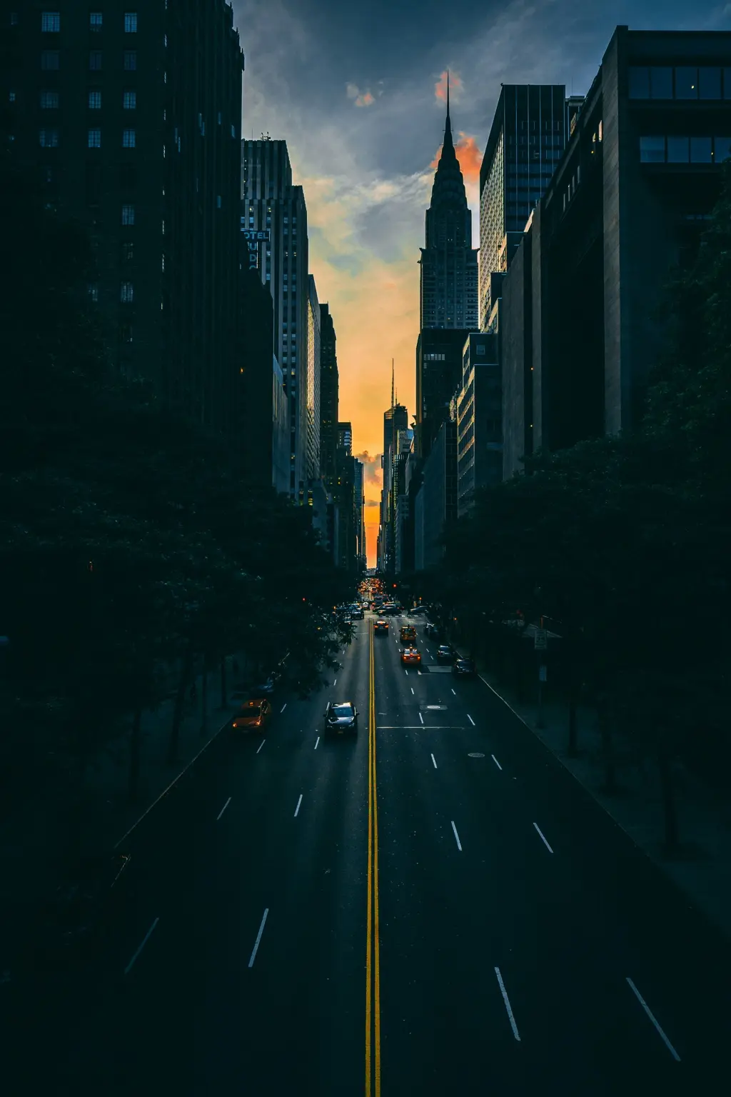 Avenida de Manhattan al atardecer con el Chrysler Building al fondo
