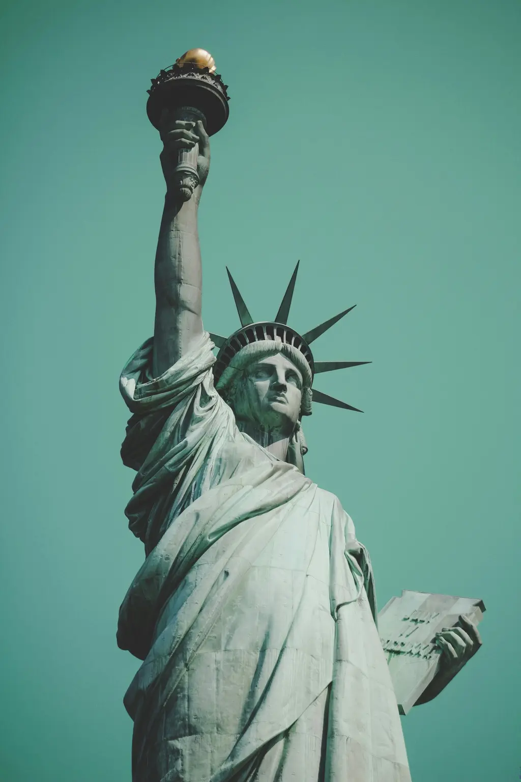 Estatua de la Libertad vista desde abajo contra el cielo