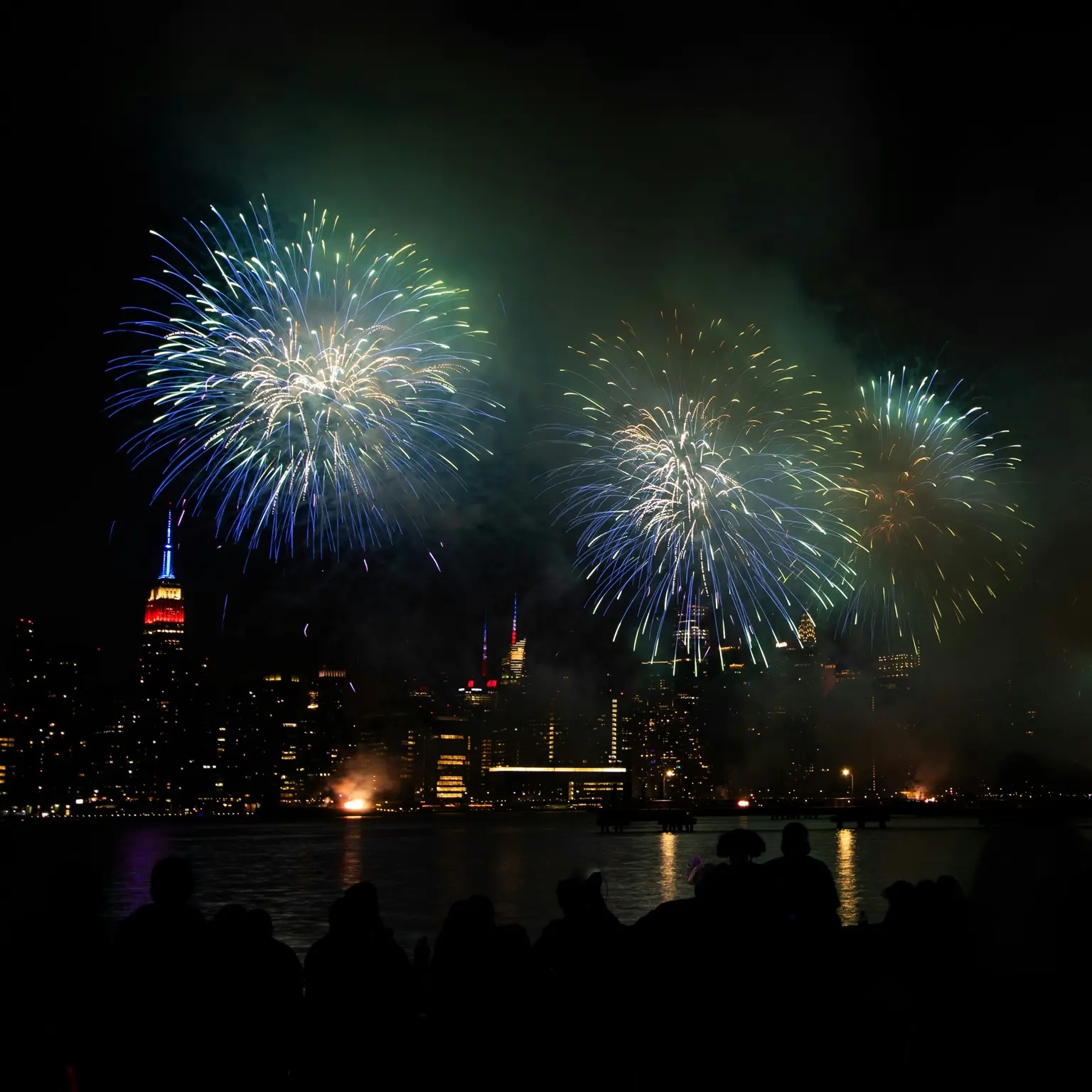 Fuegos artificiales azules sobre el skyline de Nueva York