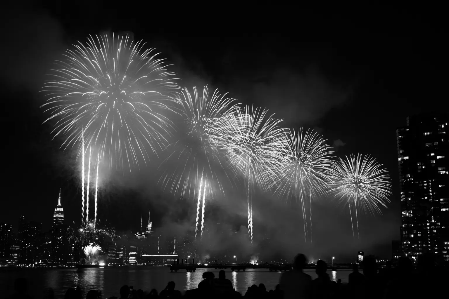 Fuegos artificiales en blanco y negro sobre el skyline de Nueva York