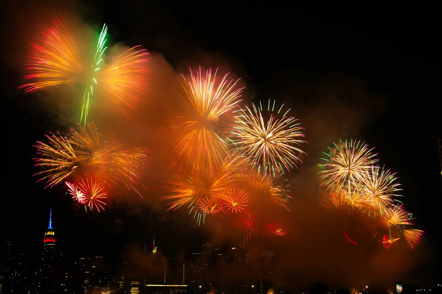 Fuegos artificiales de colores sobre Manhattan durante la noche