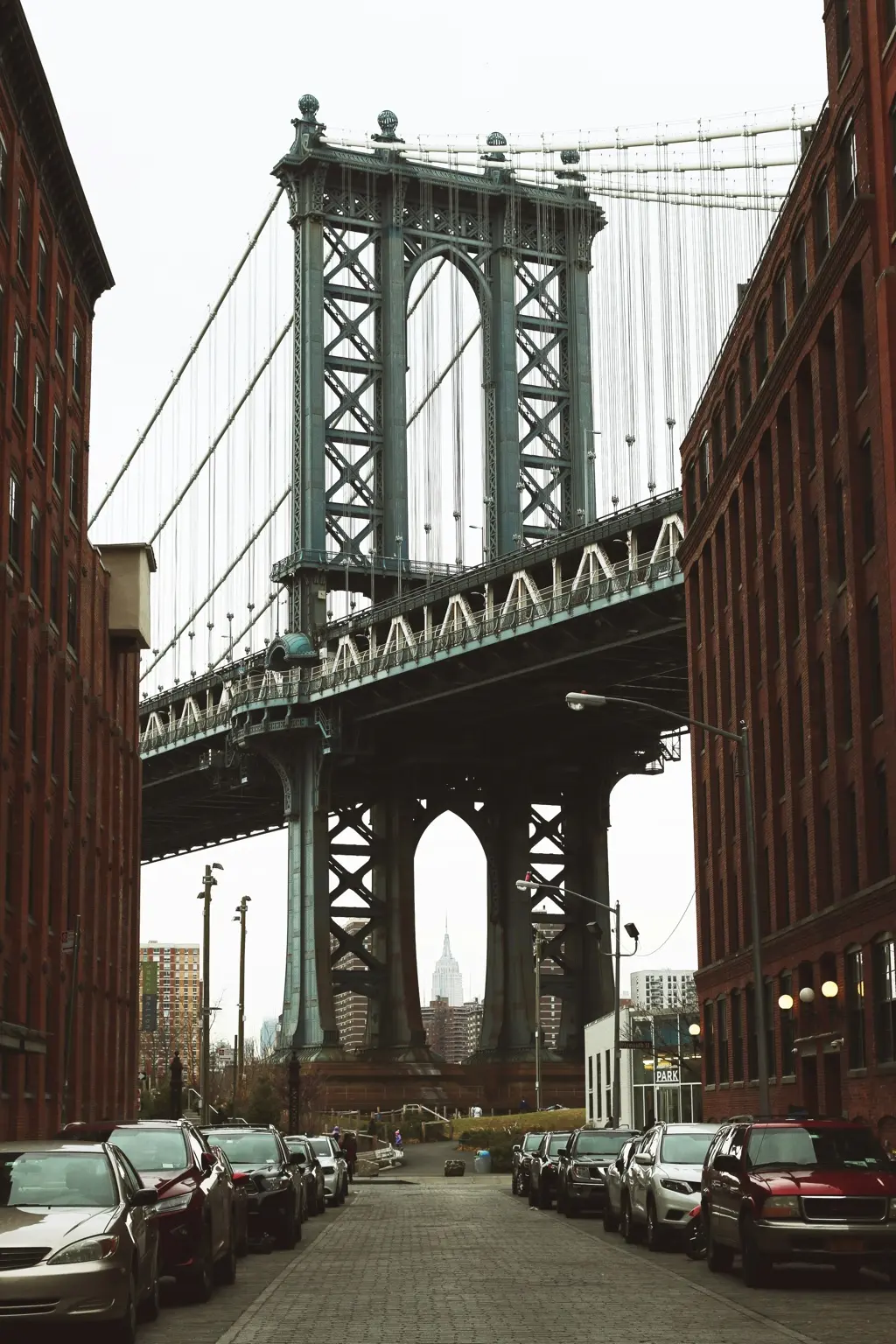 Puente de Manhattan entre edificios de Brooklyn