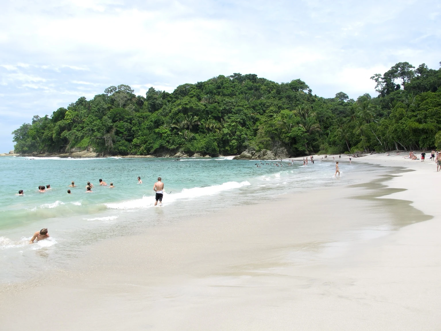 Playa Manuel Antonio, Puntarenas, Costa Rica, rodeada de selva tropical.