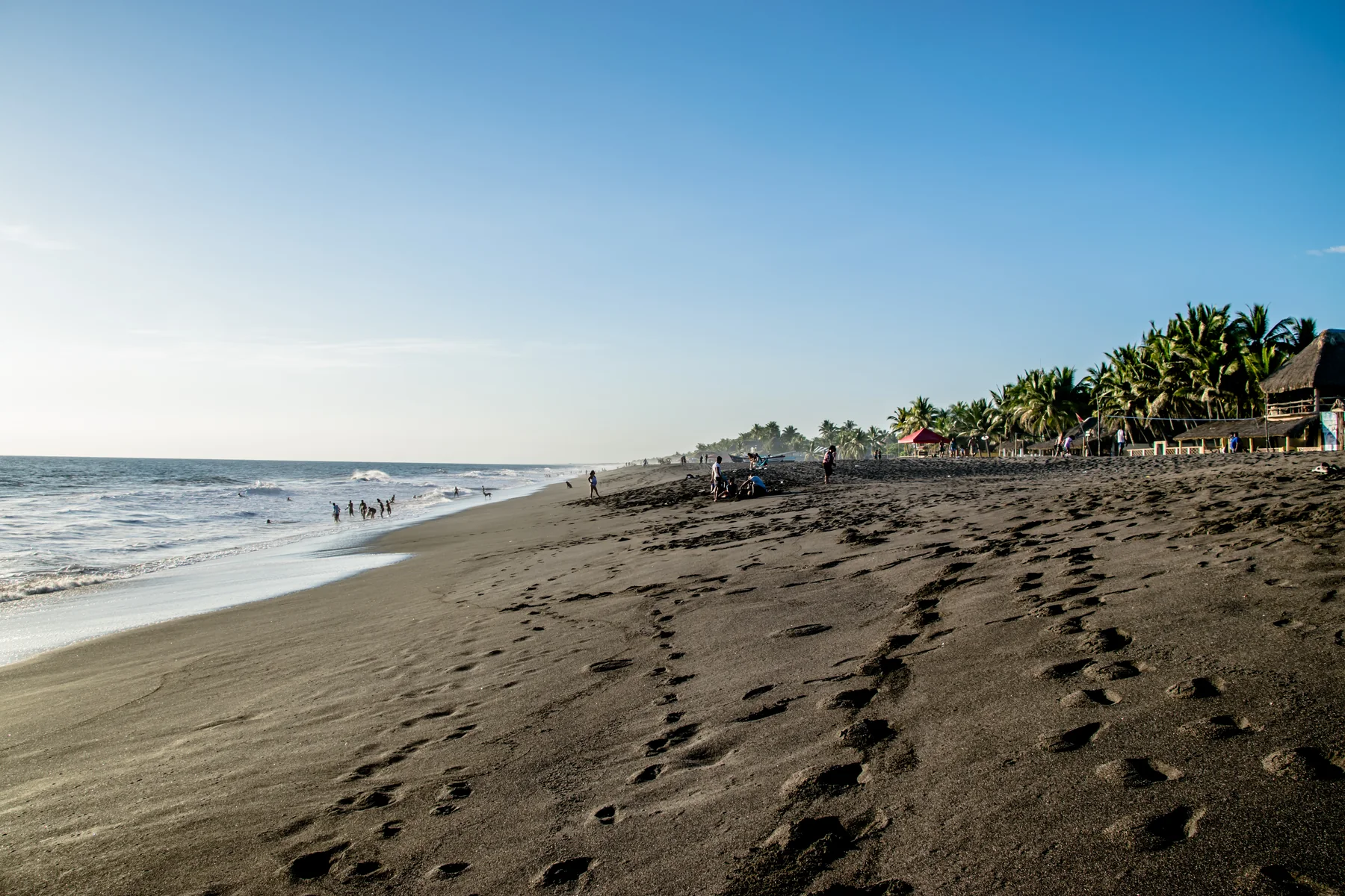 Playa de arena negra en Monterrico, Guatemala.