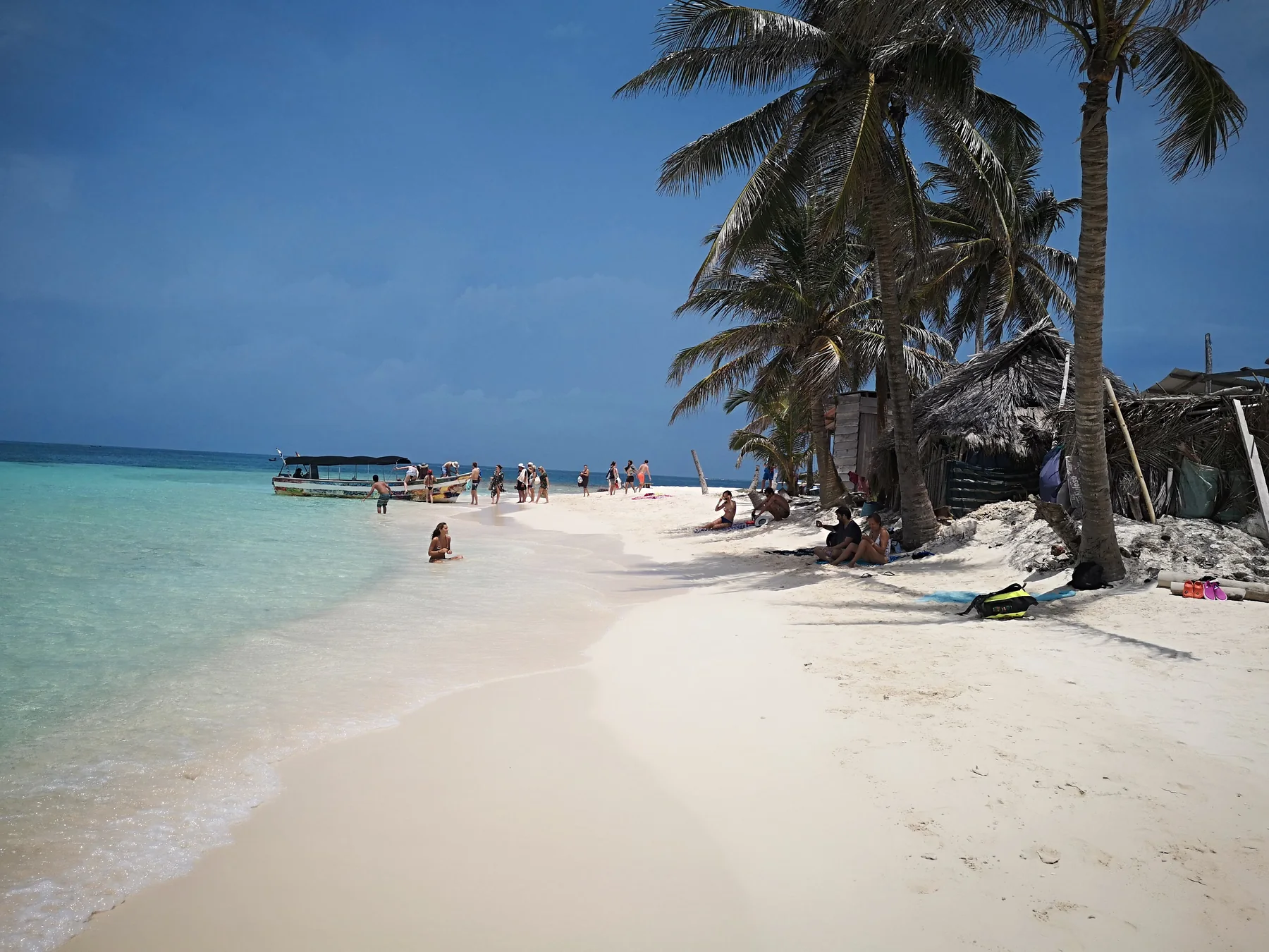 Playa tropical en las Islas San Blas, Guna Yala, Panamá.