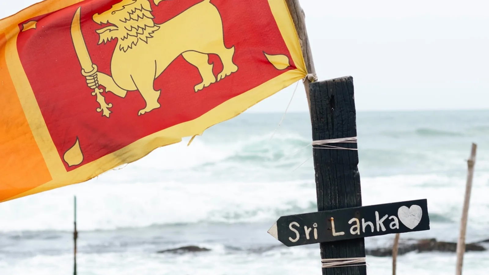 Costa y tren de Sri Lanka durante un viaje de bajo presupuesto