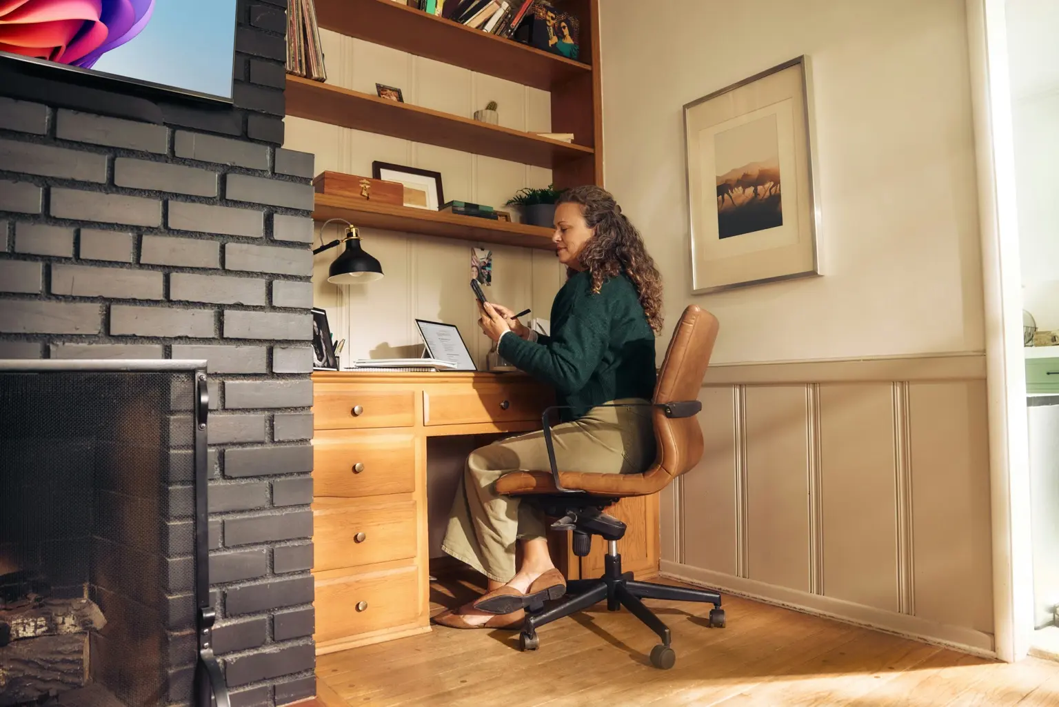 Persona trabajando con un portátil en un escritorio de casa