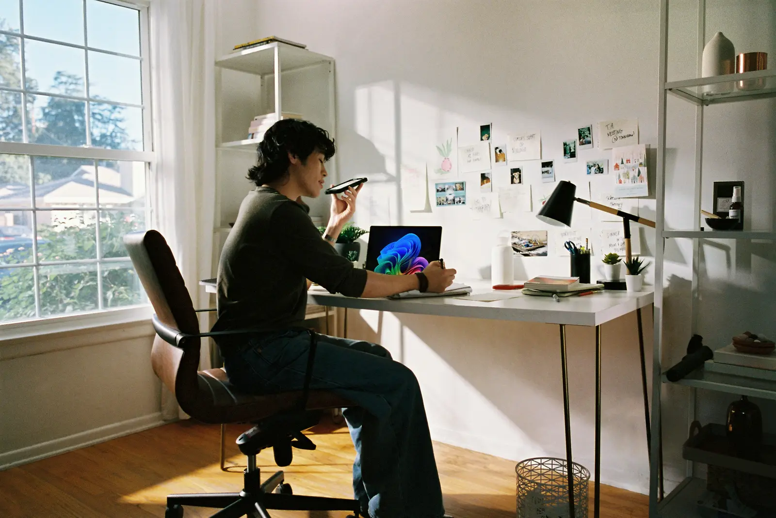 Persona trabajando desde casa con un portátil y herramientas digitales
